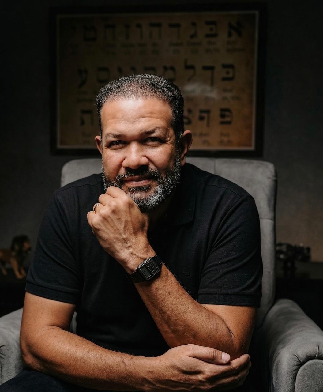 Retrato do Pr. Sezar Cavalcante, especialista em Hebraico Bíblico